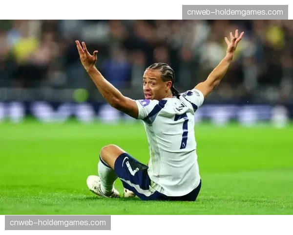 热刺中场创造力危机：西蒙斯·哈维边缘化影响肋部渗透效率